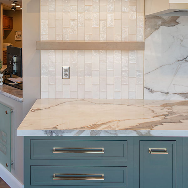 white quartz countertop with veining